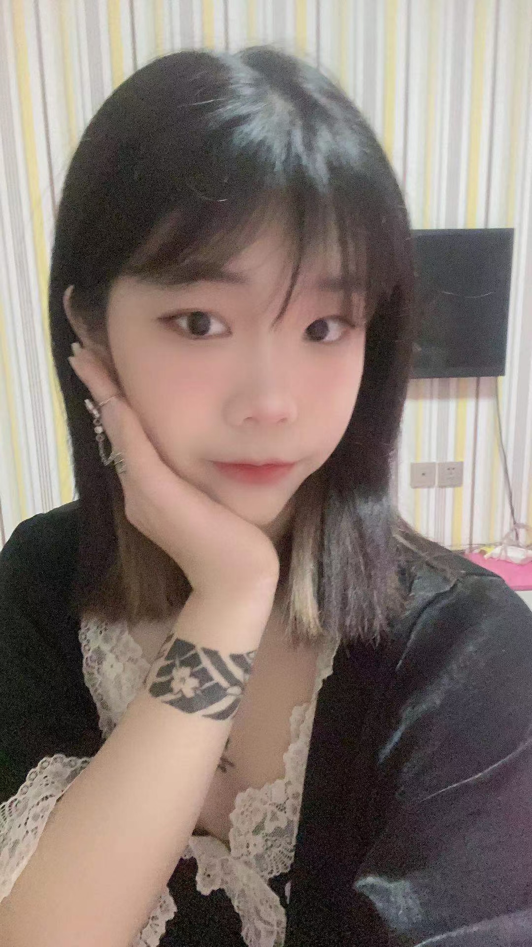 超级年轻的妹子！